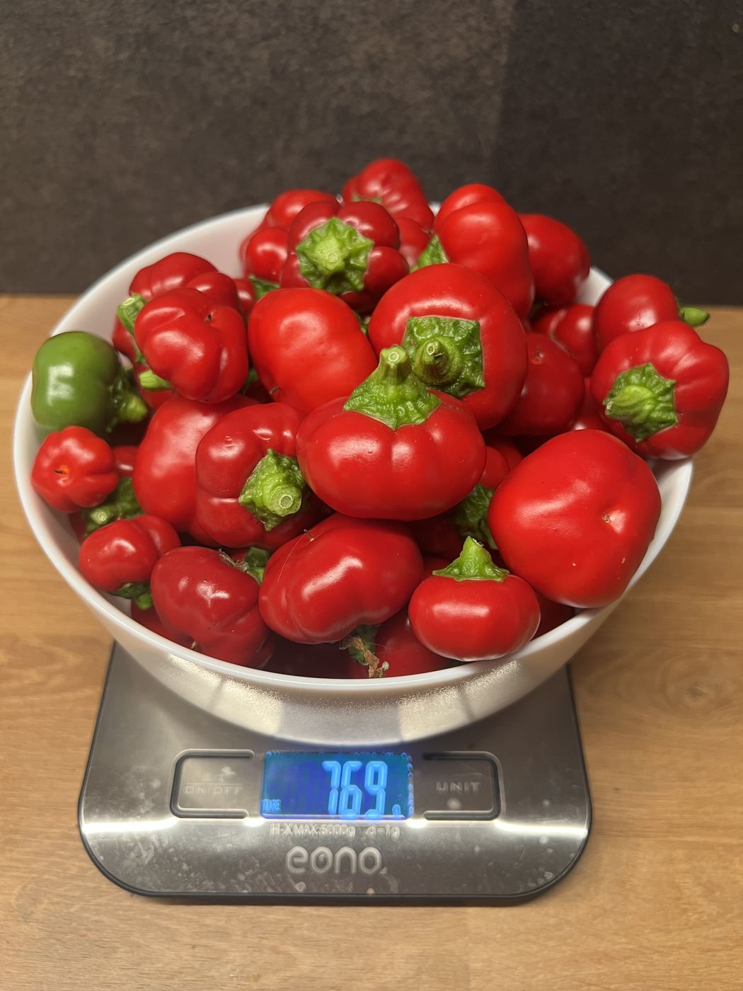 Schüssel mit roten Kirschpaprika auf einer Küchenwaage
