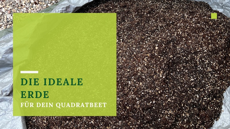 Eine Nahaufnahme von dunkler, reichhaltiger Erde in einem mit grauem Stoff ausgekleideten Hochbeet. Im Vordergrund steht ein grüner, halbtransparenter Kasten mit deutschem Text: Die ideale Erde für dein Quadratbeet", was soviel bedeutet wie "Die ideale Erde für dein Quadratbeet".